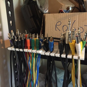 Závěs na kabely Eurorack