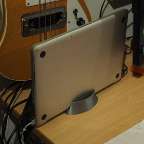 Kompaktní stojan Macbook Pro pro uzavřený notebook