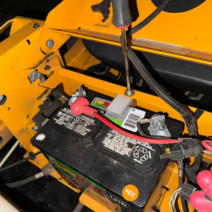 Bezpečnostní držák baterie s vačkovým zámkem pro sekačku Cub Cadet ZT1+ZT2