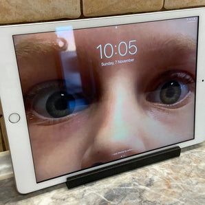 Kompaktní držák na iPad do kuchyně