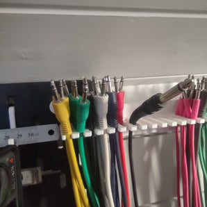 Skadis Eurorack držák kabelů