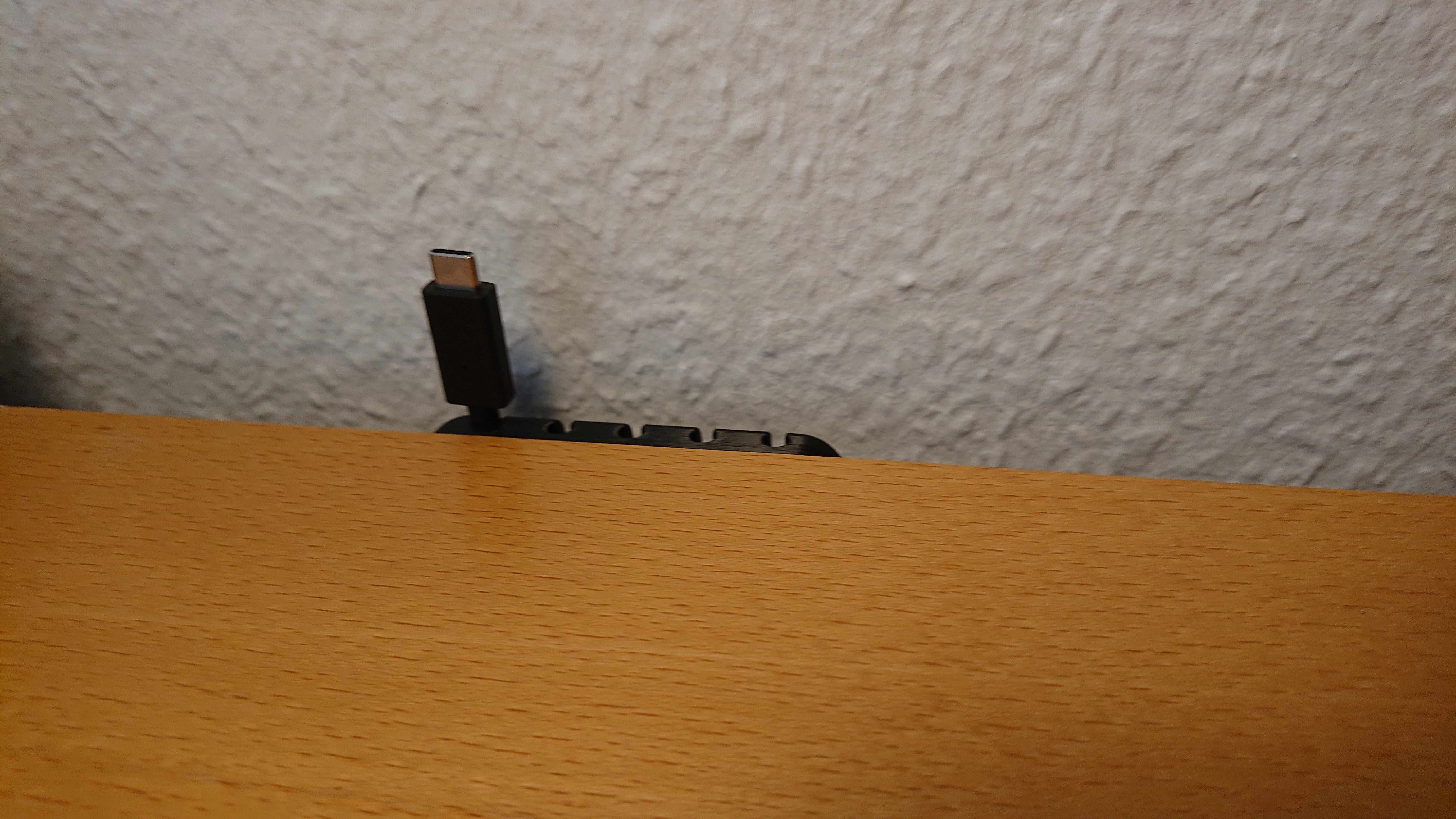 Držák kabelů pro organizaci stolu a kanceláře