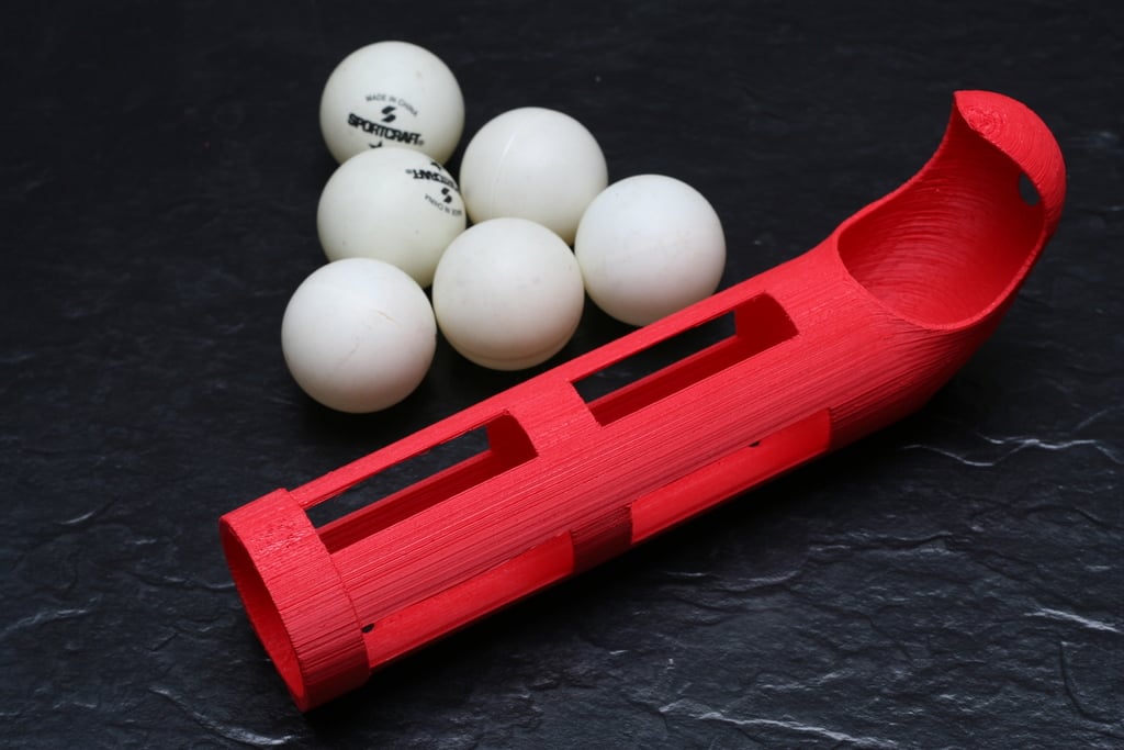 Nástěnný parametrický držák na pingpongové míčky