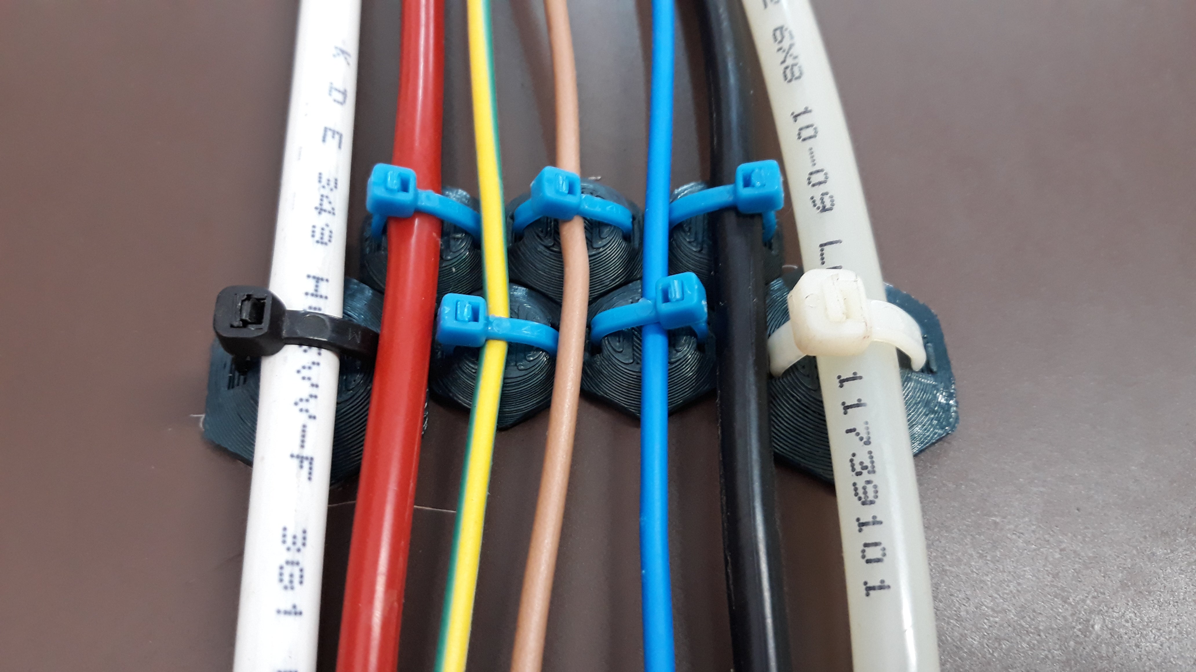 Šestihranné kabelové spony pro vedení kabelů a trubek