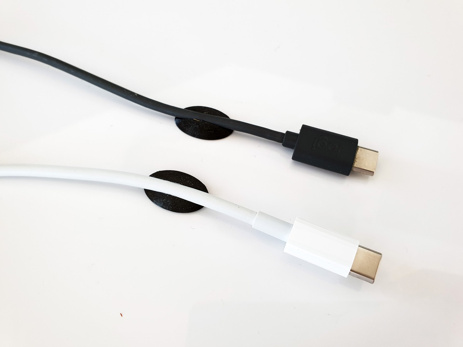 Stolní držák kabelů pro Apple Macbook Pro a další kabely