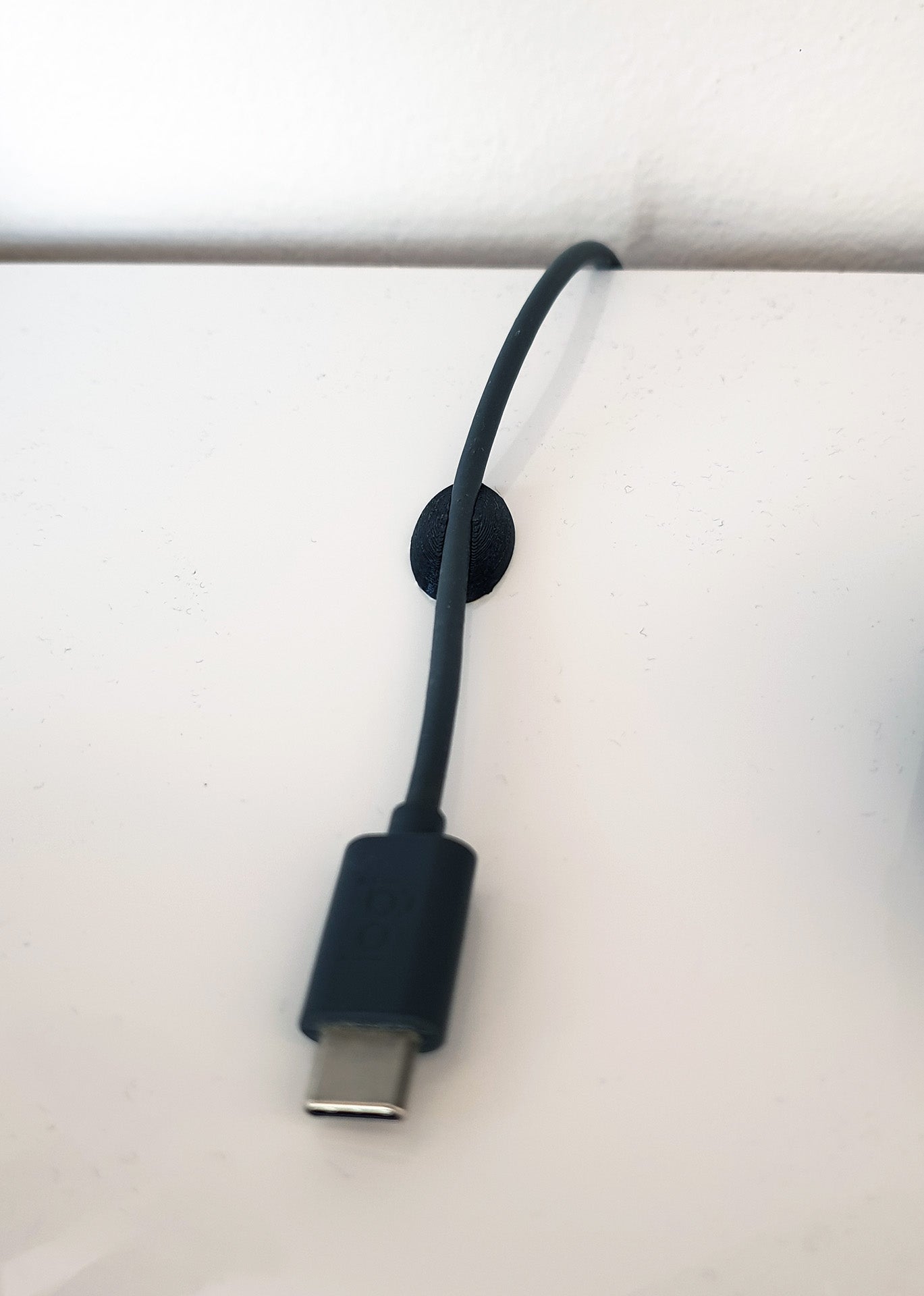 Stolní držák kabelů pro Apple Macbook Pro a další kabely