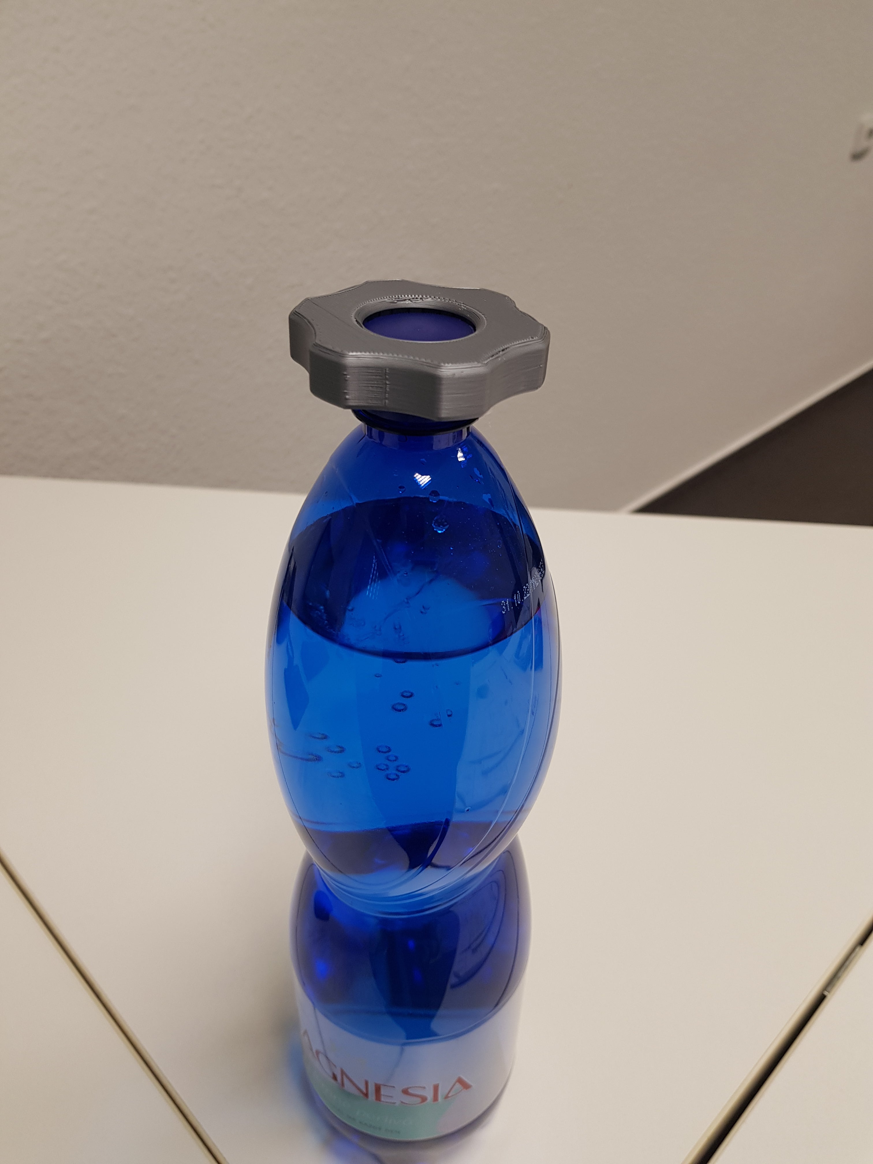 Otvírák na PET lahve se zátkou o průměru 29 mm