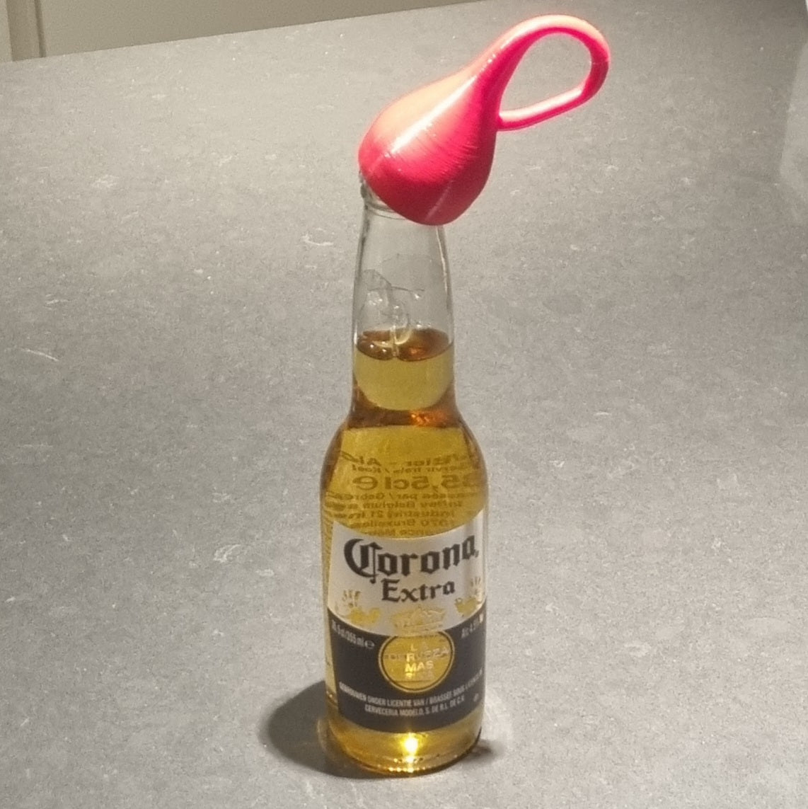 Klein otvírák na láhve ve tvaru otvíráku na láhve