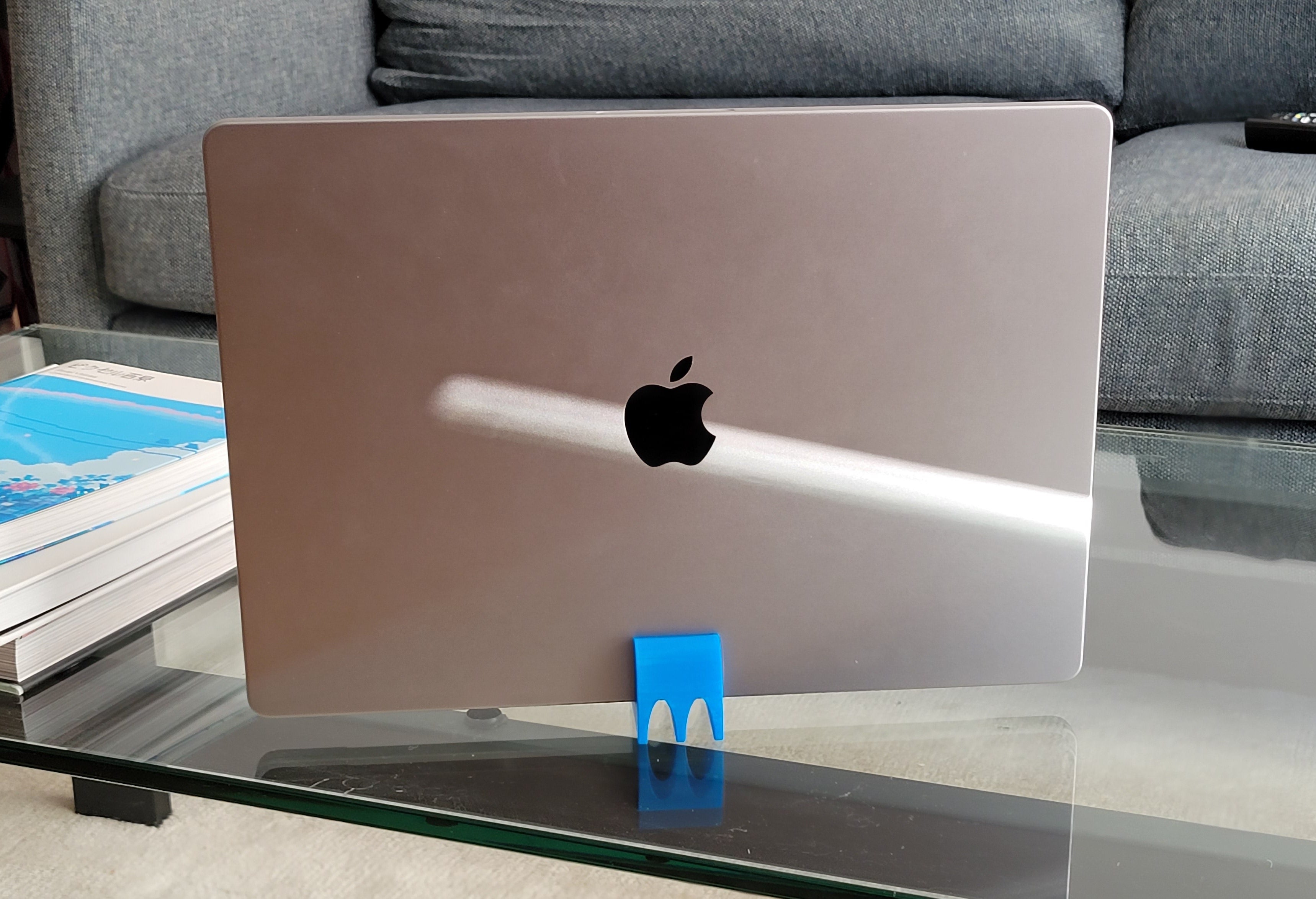 Vertikální stojan pro MacBook Pro (17 mm) - v2