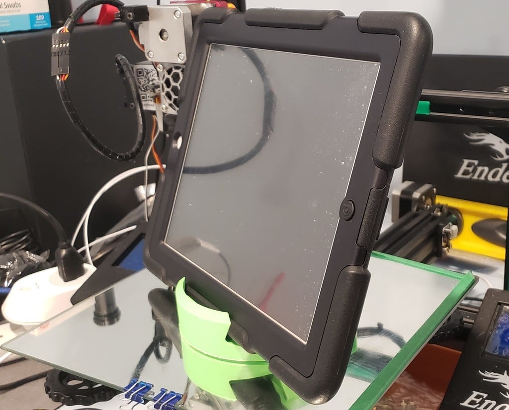 Montážní držák pro iPad s robustním pouzdrem