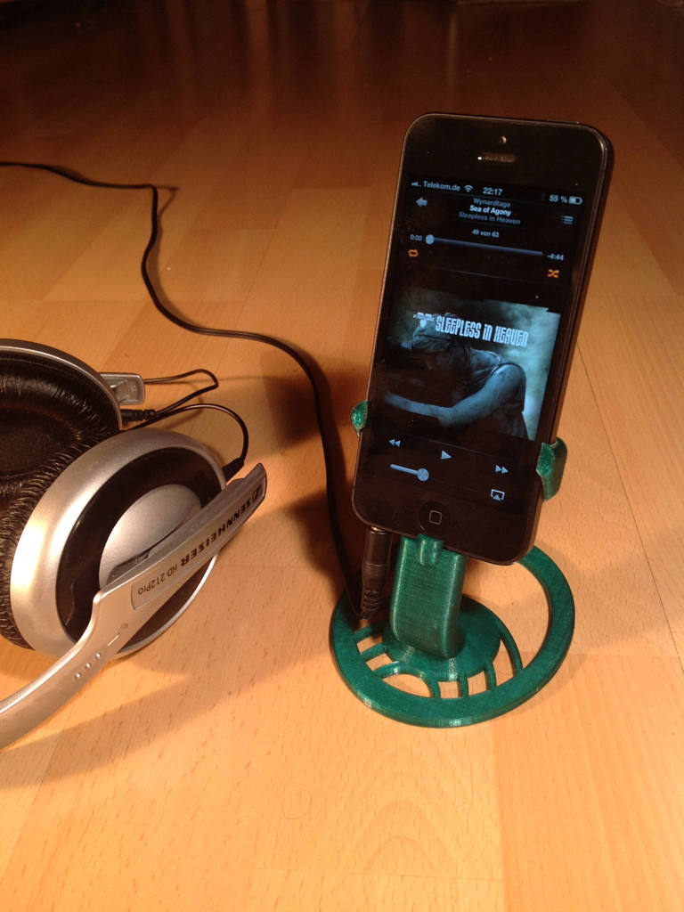 Stojan pro iPhone 5 s prostorem pro audio kabel