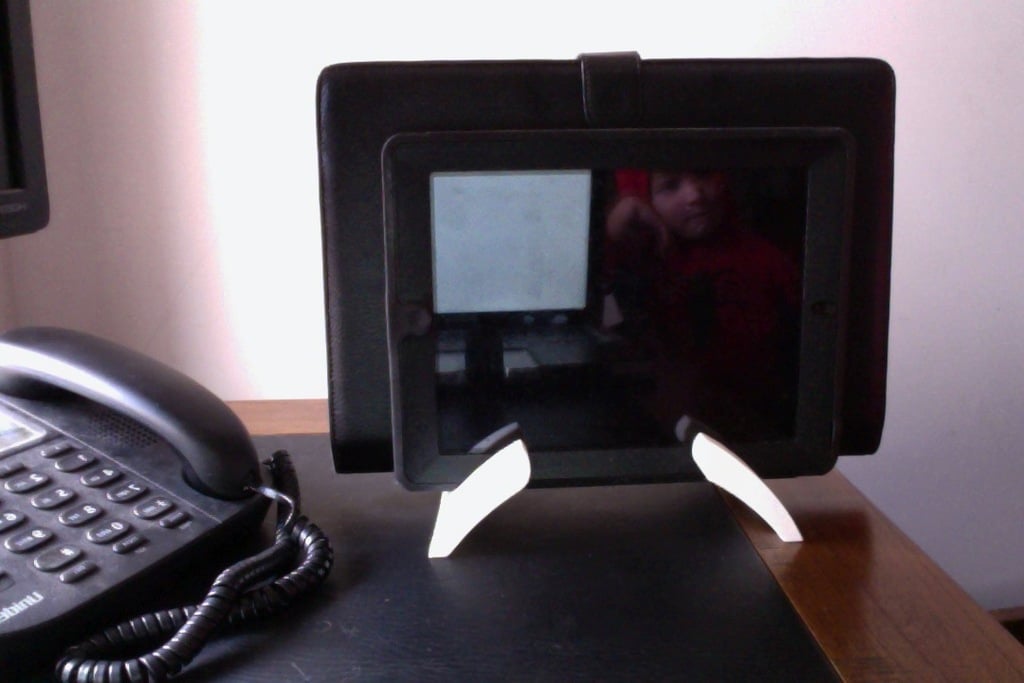 Držák na Mac Book a iPad s prostorem pro dálkové ovládání Apple TV