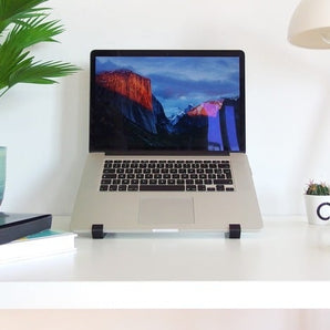 Geometrický stojan pro MacBook Pro 2016