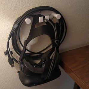 Nástěnný držák pro VR headset s úložným prostorem pro kabely