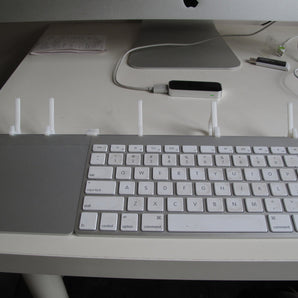 Jednoduchý stojan pro iPhone a iPad s integrací pro bezdrátovou klávesnici a trackpad Apple