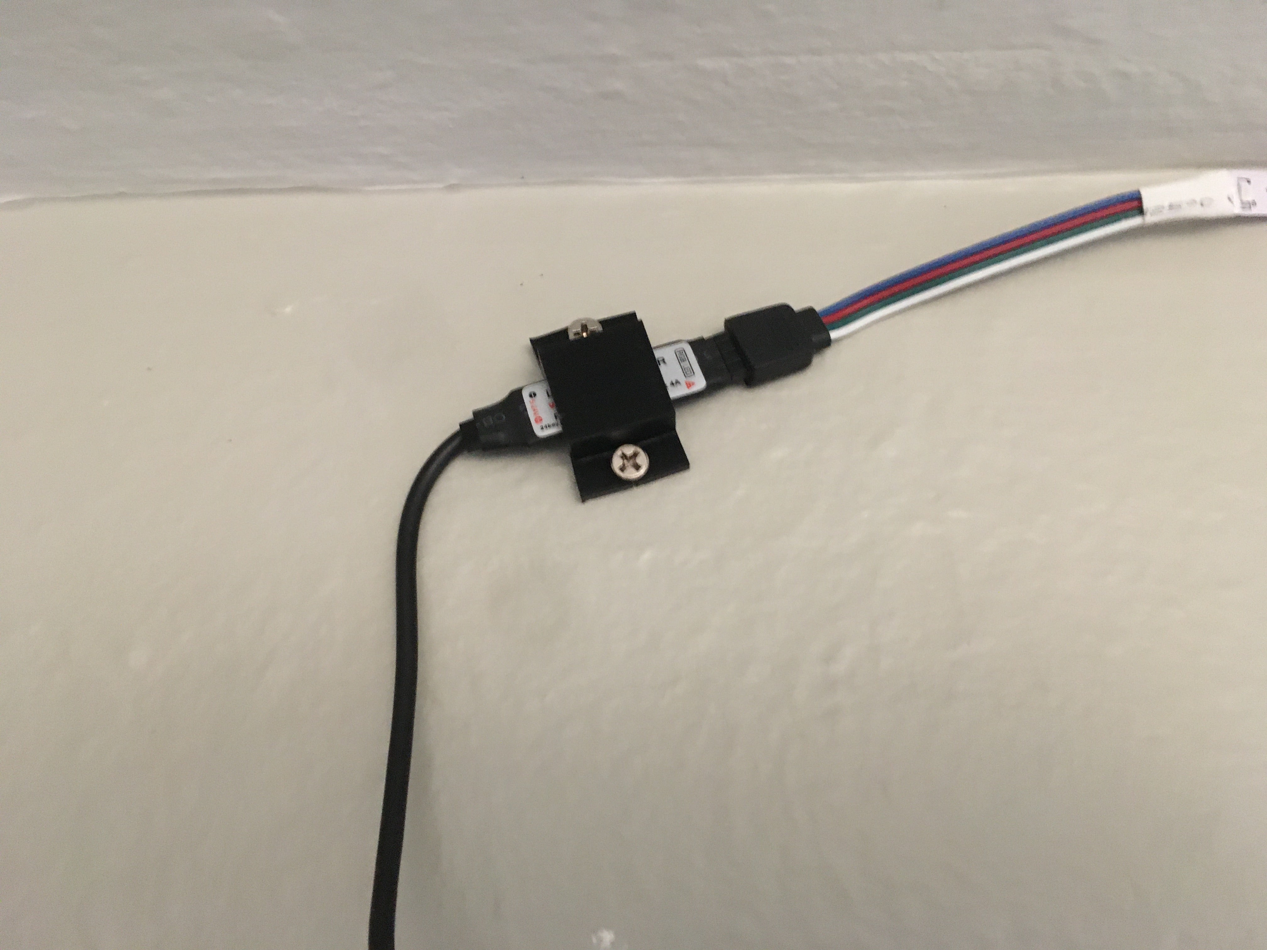 Nástěnný držák pro kabel RGB
