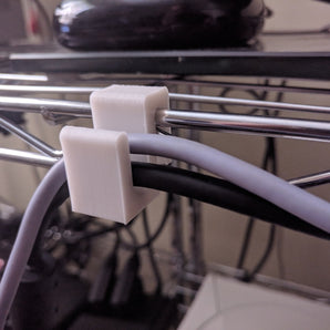 Držák kabelu pro drátěné police