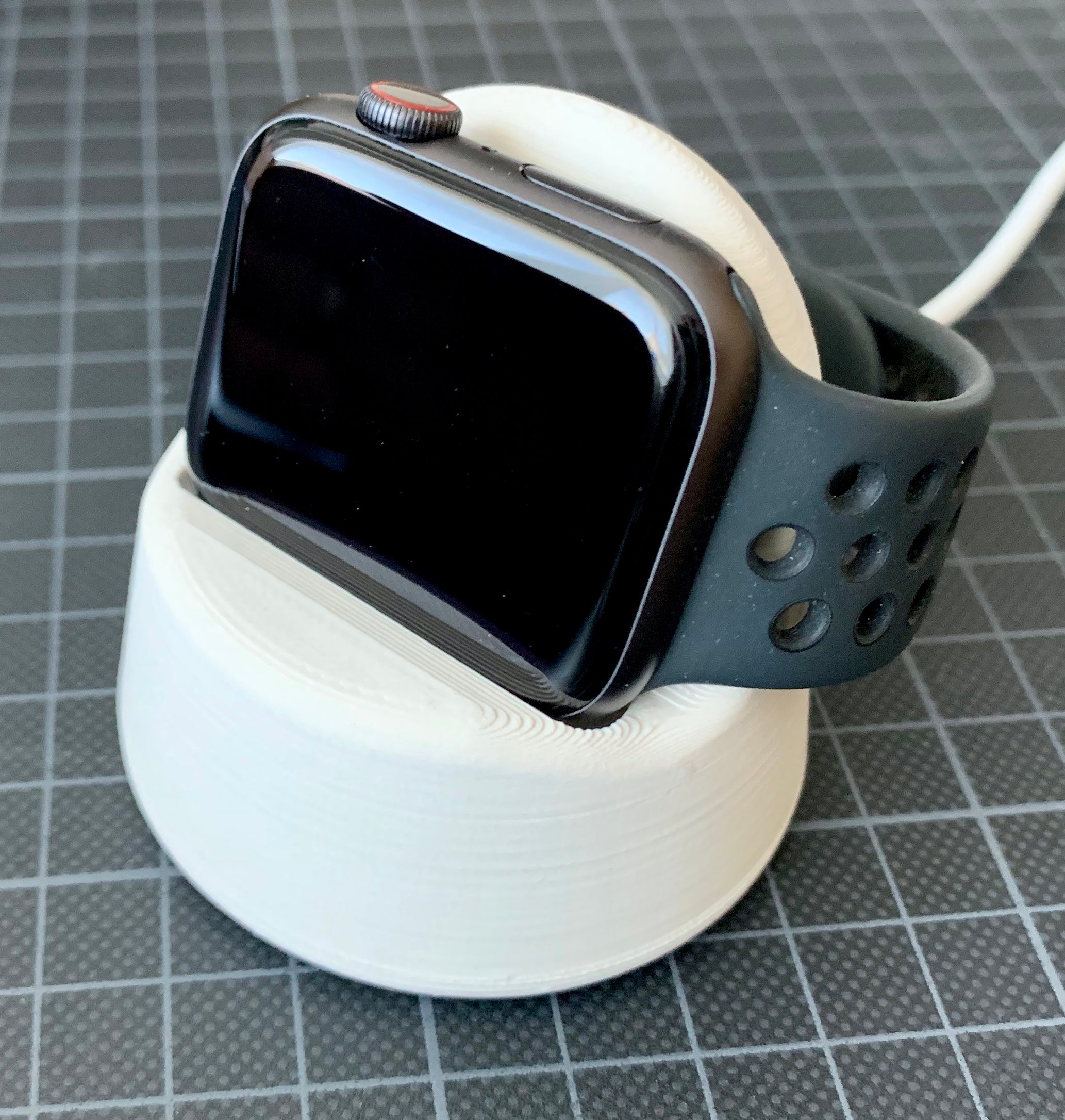 Stojánek pro Apple Watch se skrytým vedením kabelů a protiskluzovou spodní částí