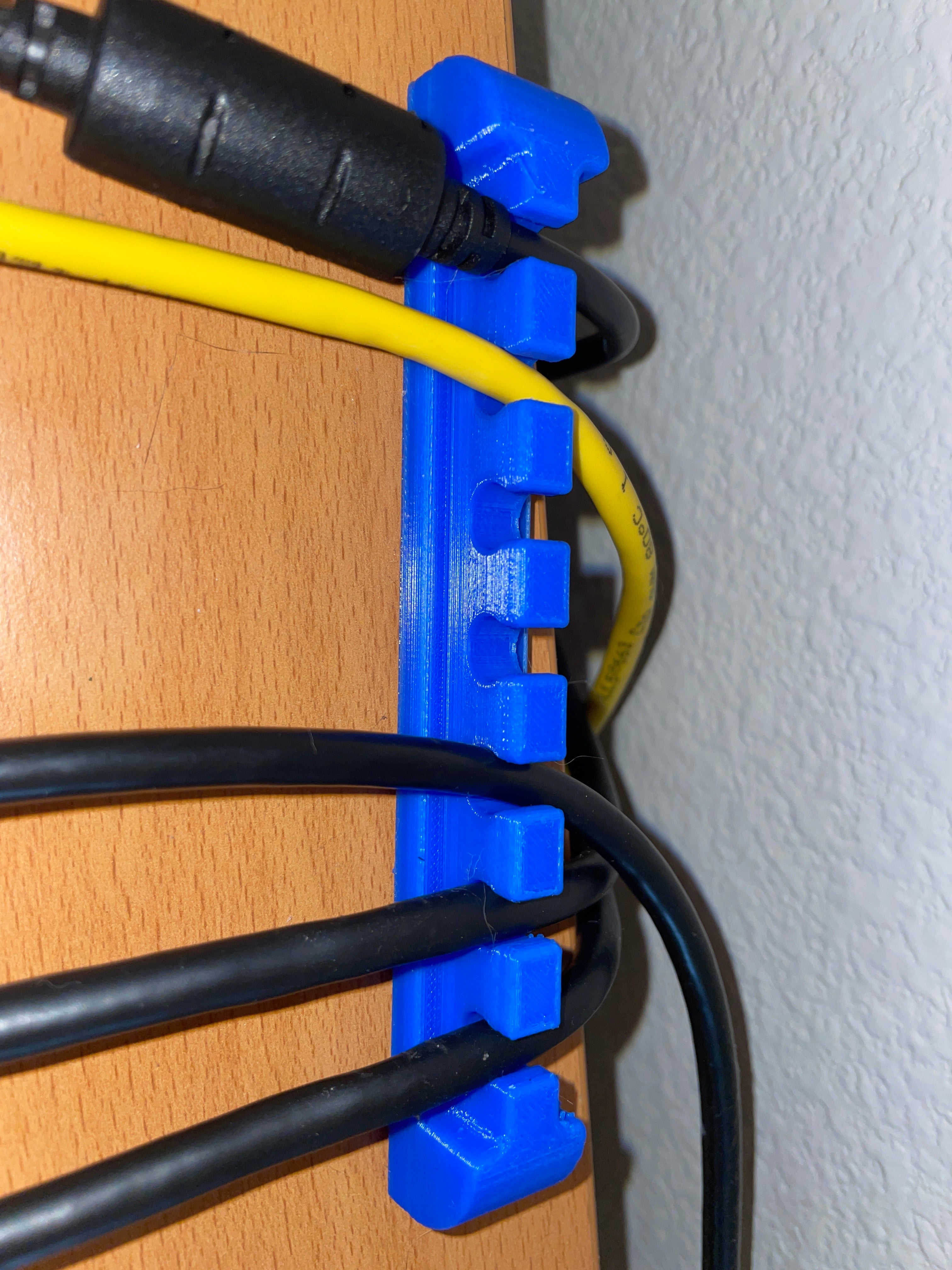 Těžký organizér kabelů pro větší kabely na kancelářský stůl