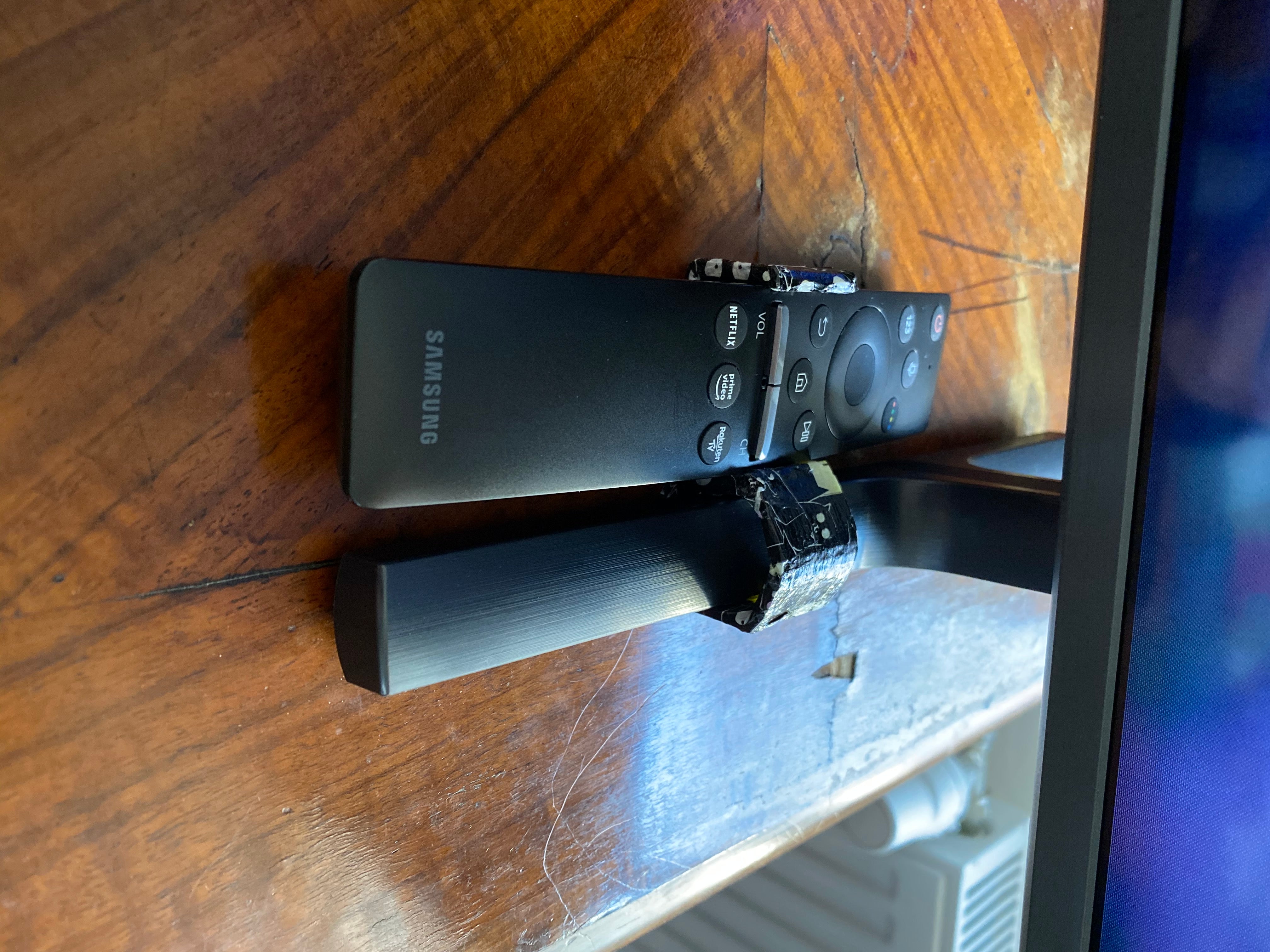 Držák dálkového ovladače k televizoru Samsung UE55RU8002 - dva typy