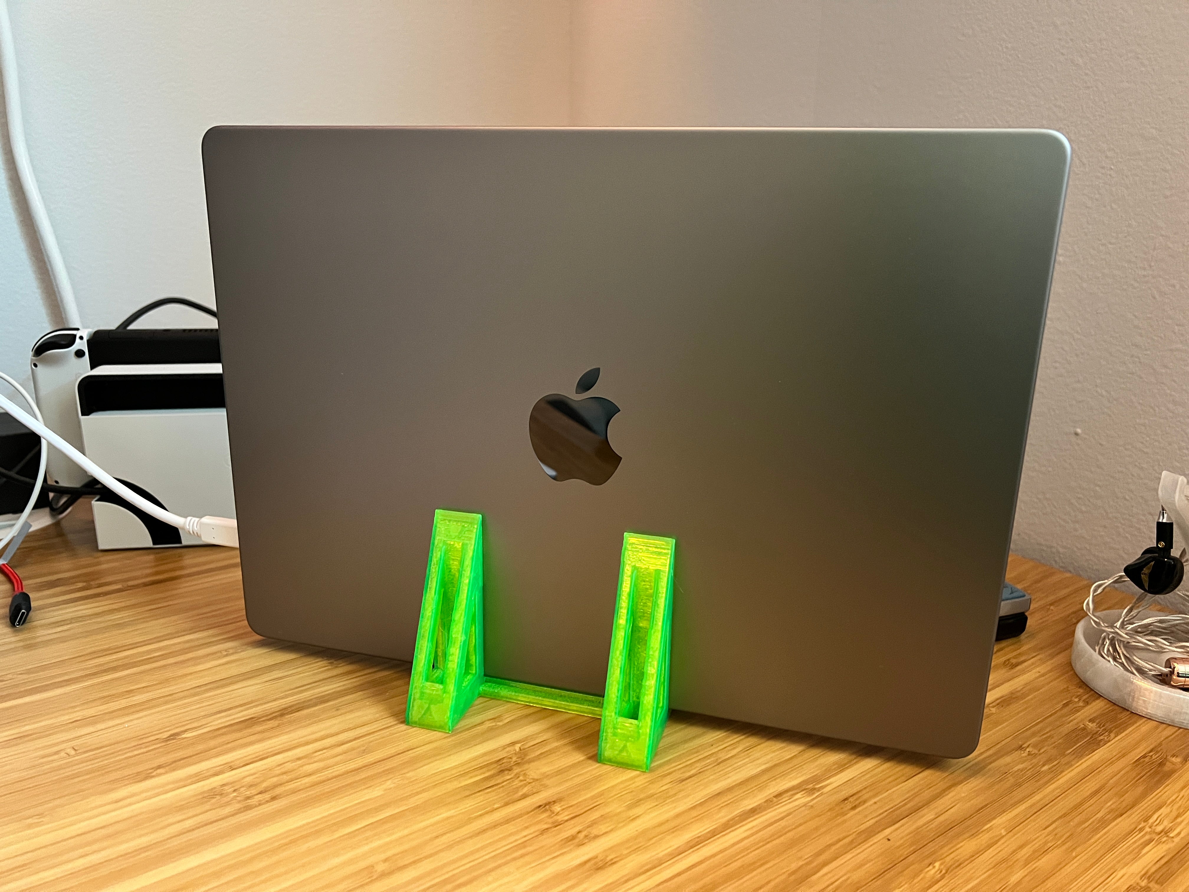 Vertikální stojan pro Macbook Pro 14'