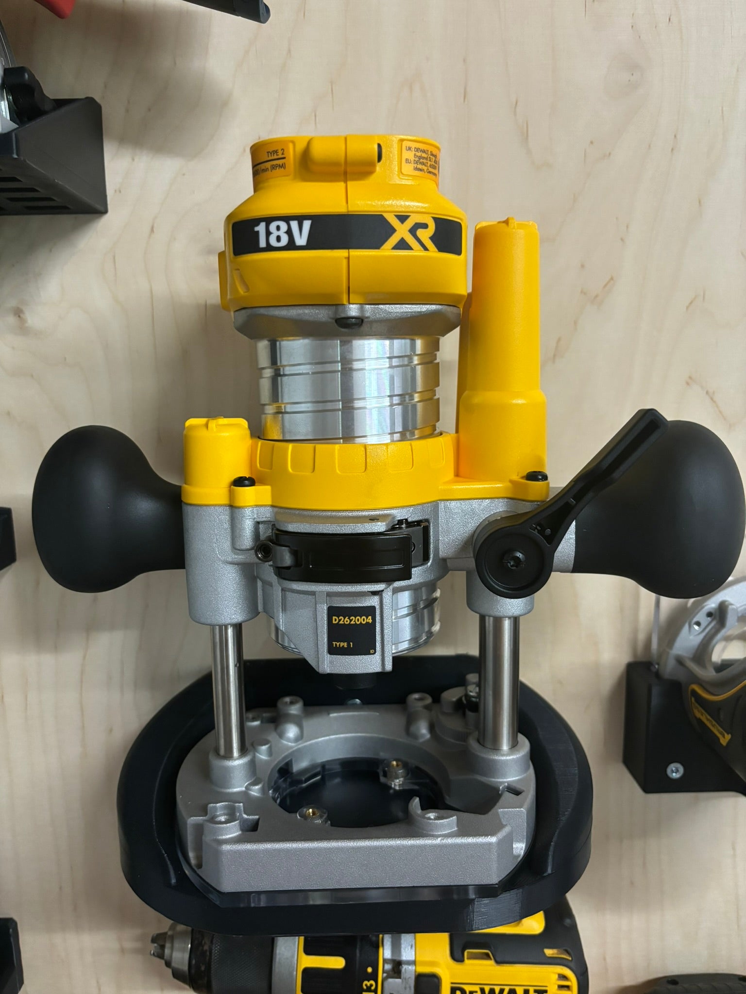 Halter pro Dewalt Kombifráz DCW604NT - Řešení pro montáž na zeď