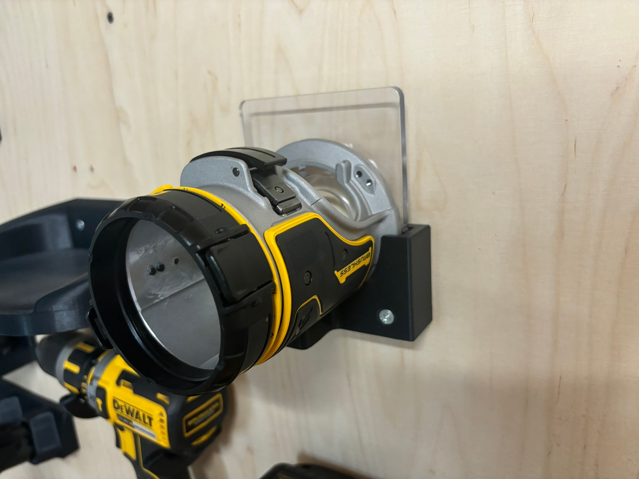 Halter pro Dewalt Kombifráz DCW604NT - Řešení pro montáž na zeď