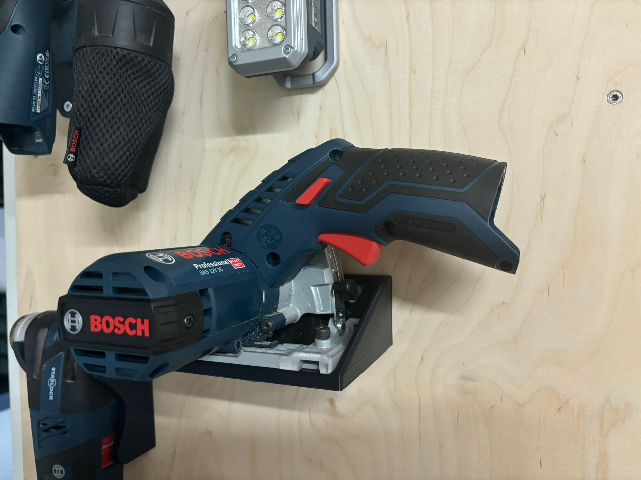 Bosch 12V Nástěnná montáž pro akumulátory a nářadí