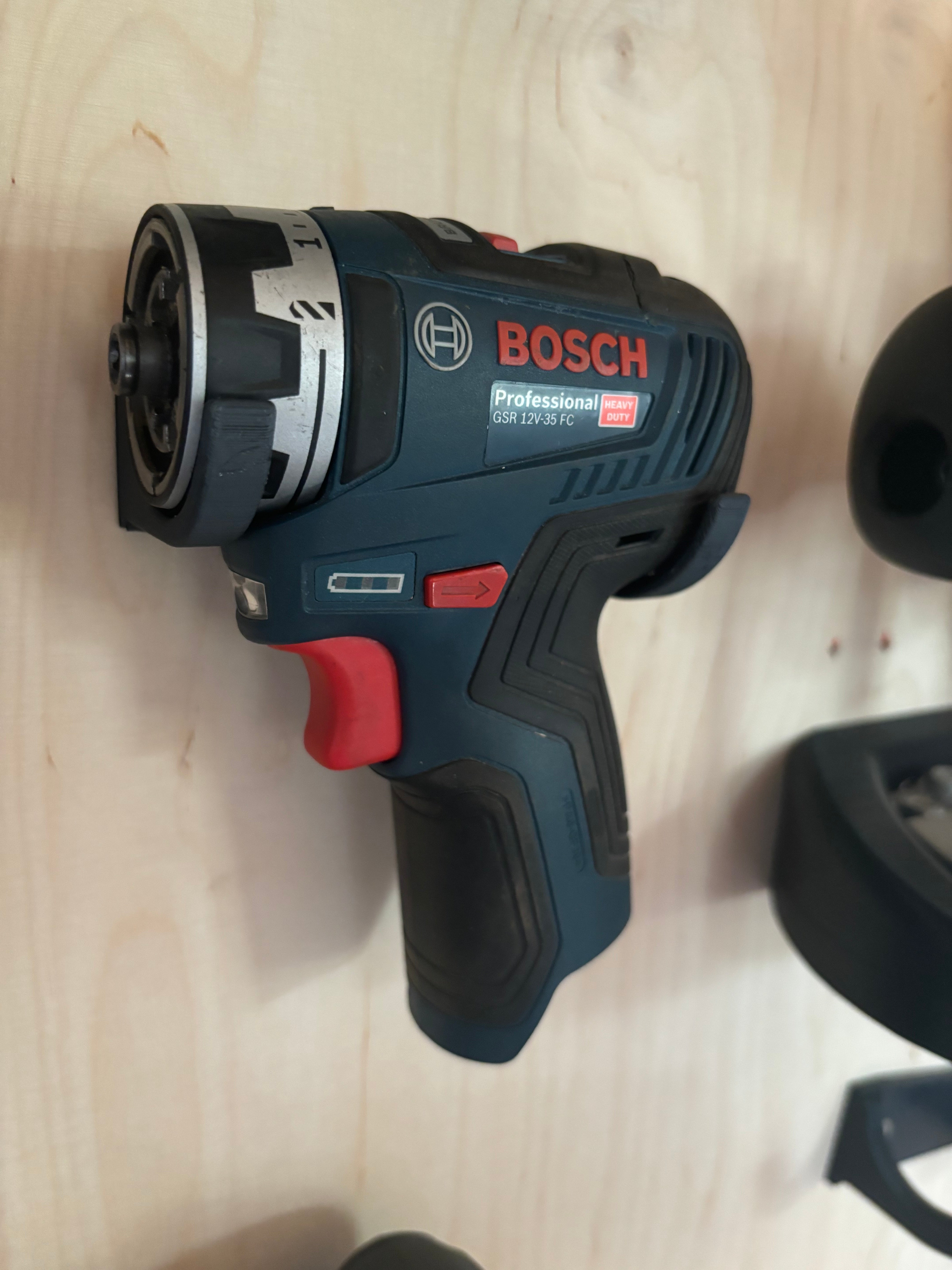 Bosch 12V Nástěnná montáž pro akumulátory a nářadí