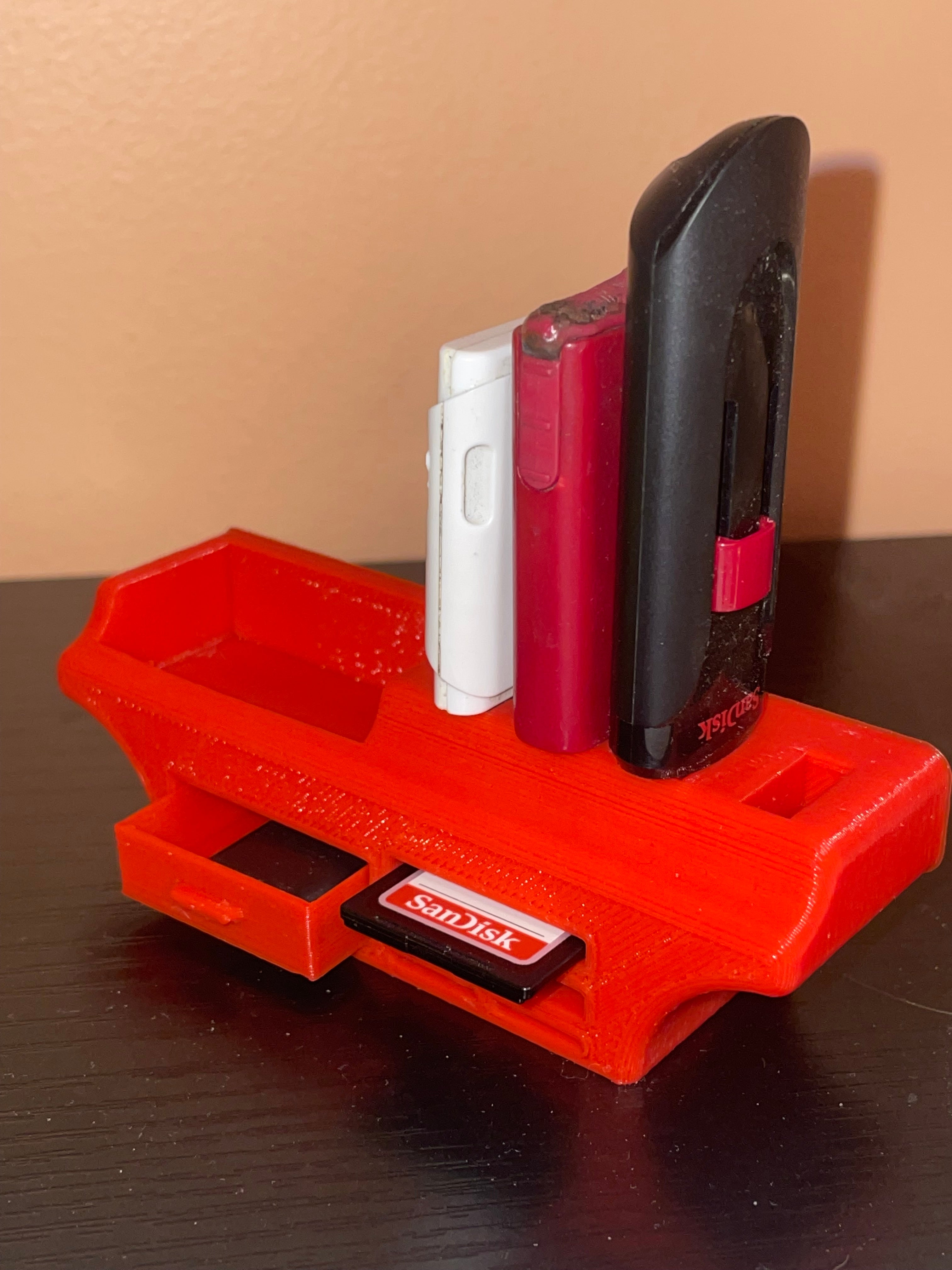 Malý a elegantní držák na karty USB, SD a Micro SD