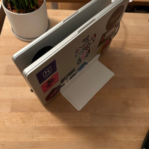 Dvojitý stolní stojan pro MacBook Pro (14") s podnosem