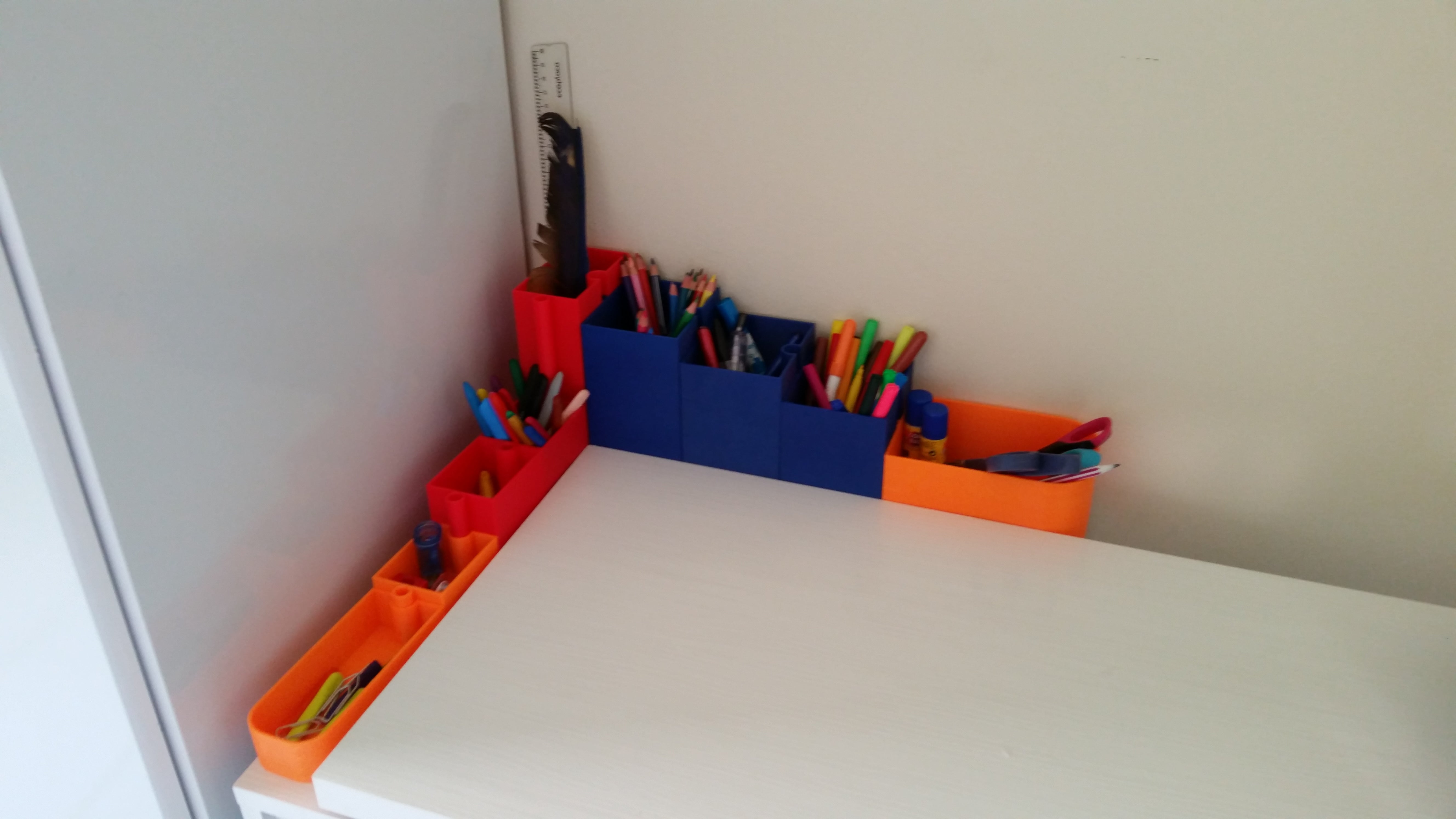 Přizpůsobitelný modulární organizér na psací stůl pro pera a tužky