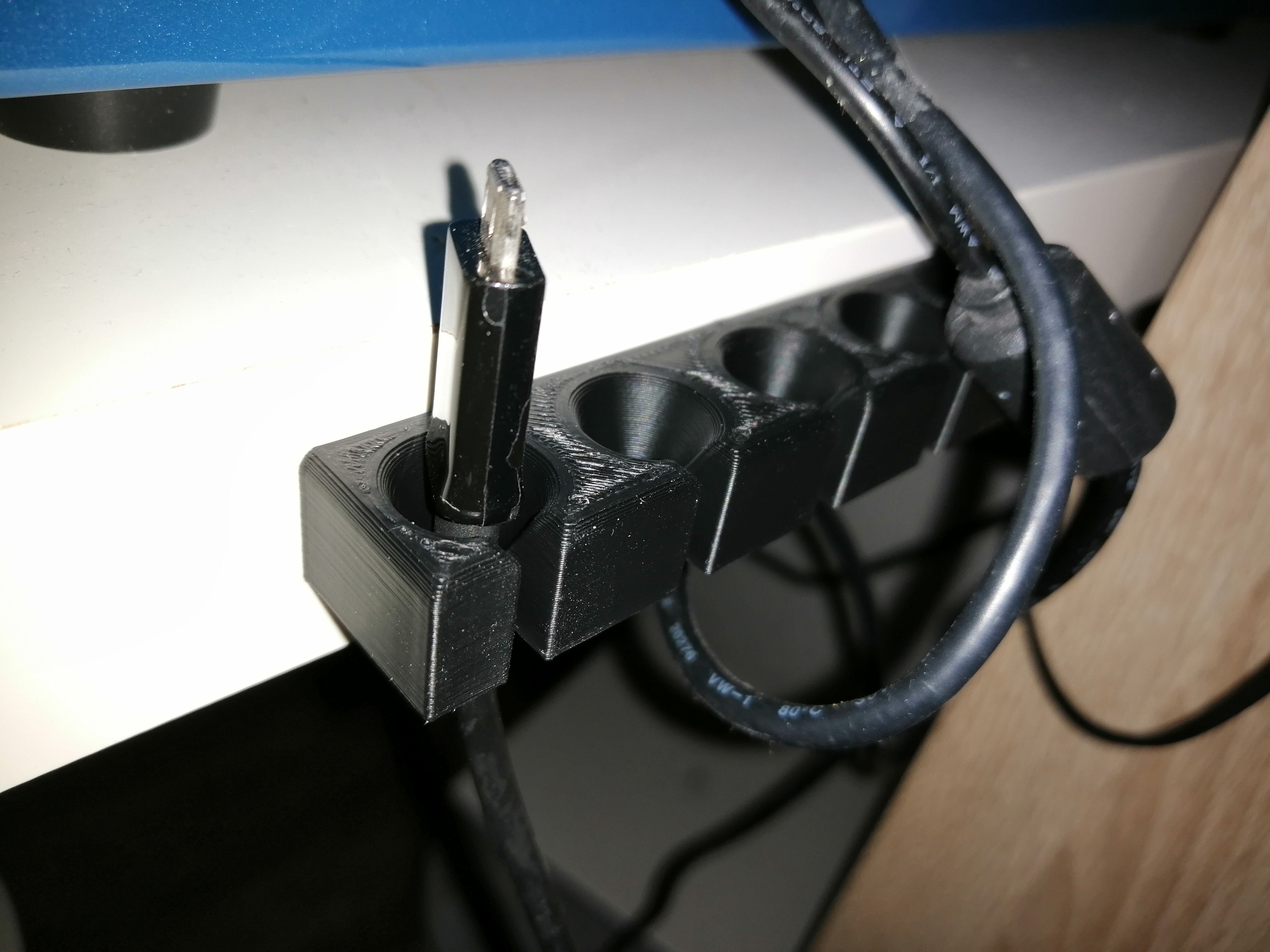 Držák kabelů USB pro uspořádání kabelů
