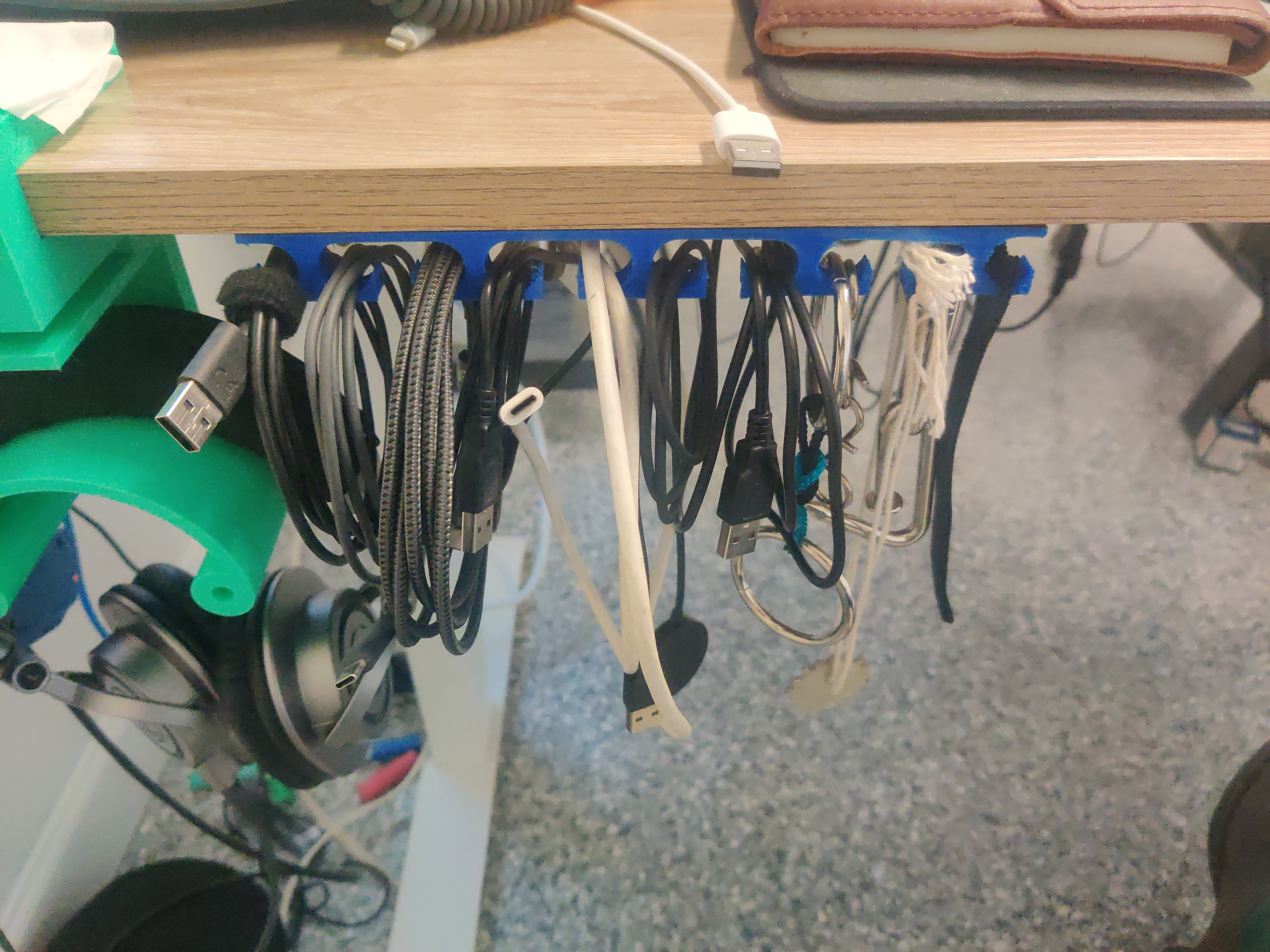 Organizér kabelů USB na pracovní plochu