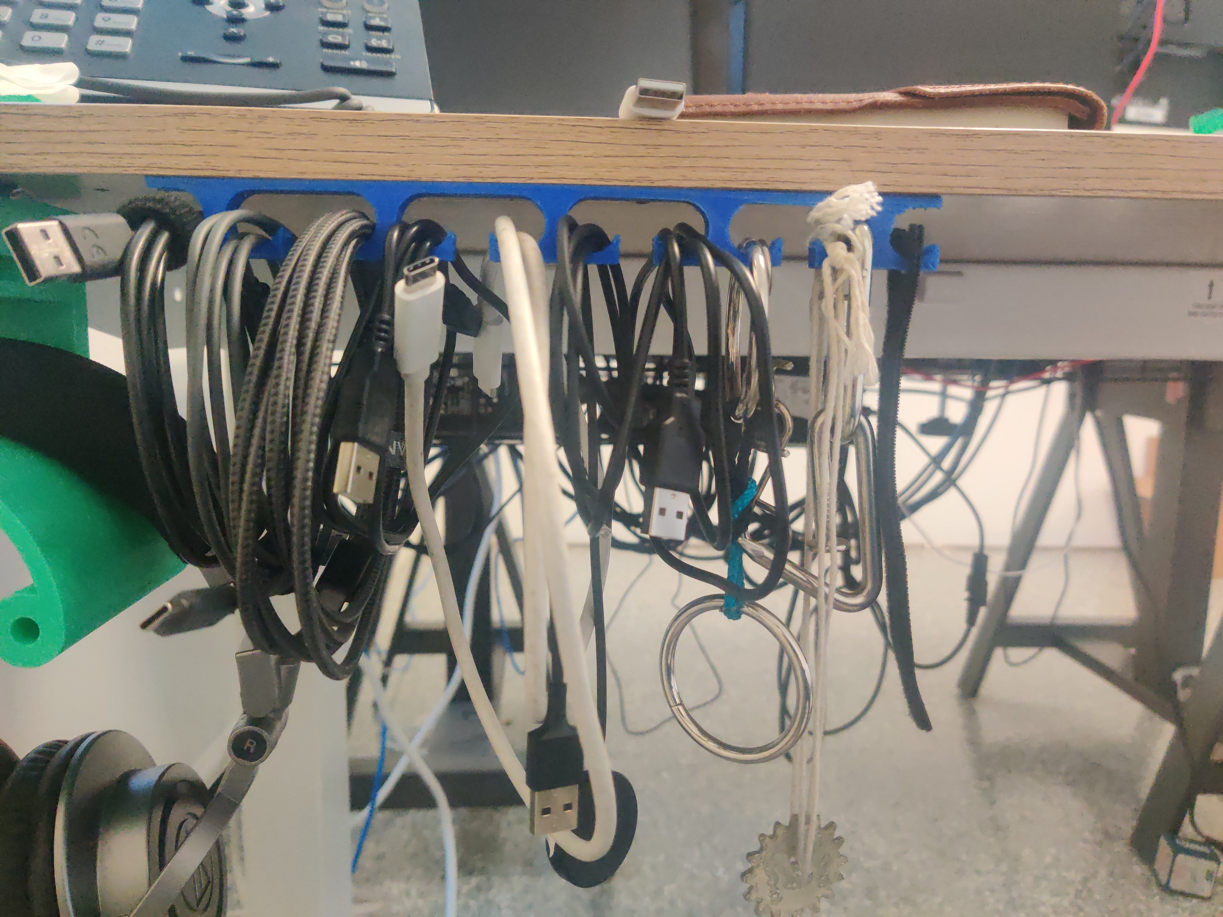 Organizér kabelů USB na pracovní plochu
