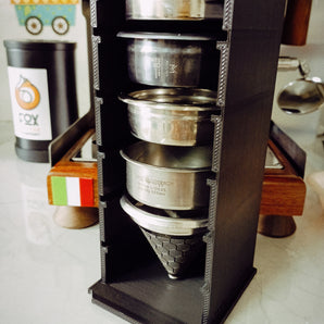 Chytrá police pro 58mm espresso filtrační košík