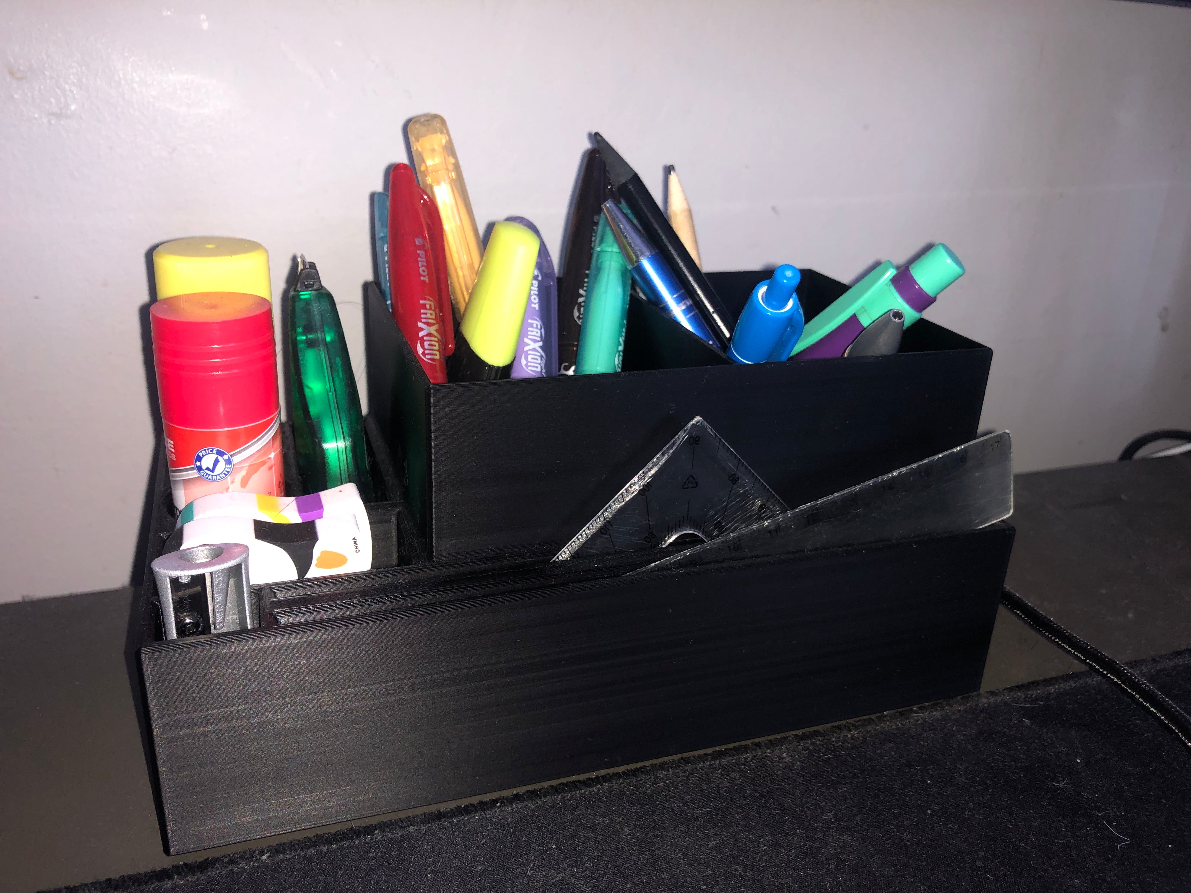 Stolní organizér na tužky, pera a kancelářské potřeby