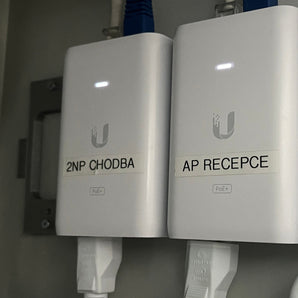 Unifi POE nástěnný držák