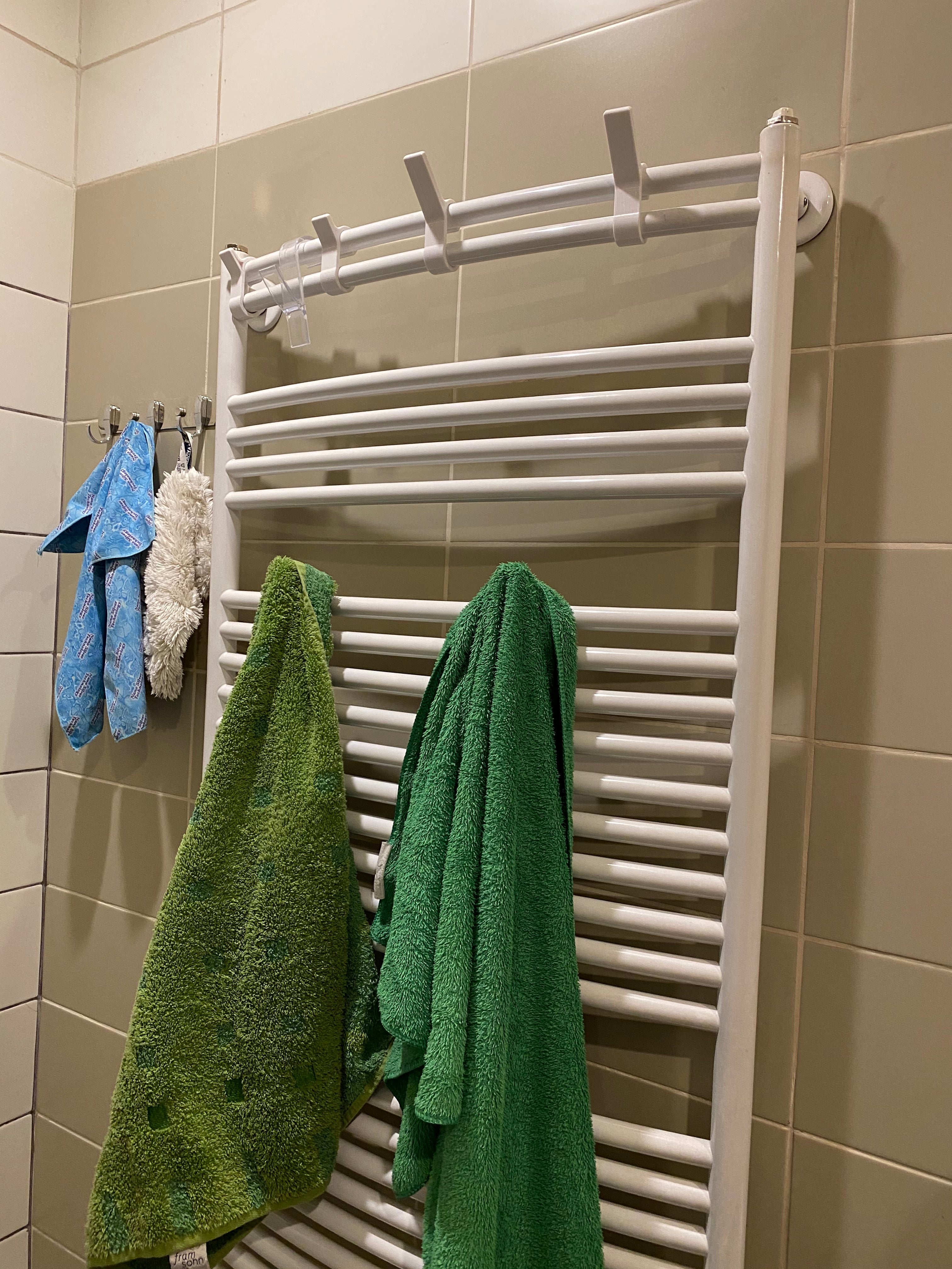 Dokonale přizpůsobený držák ručníků pro radiátory