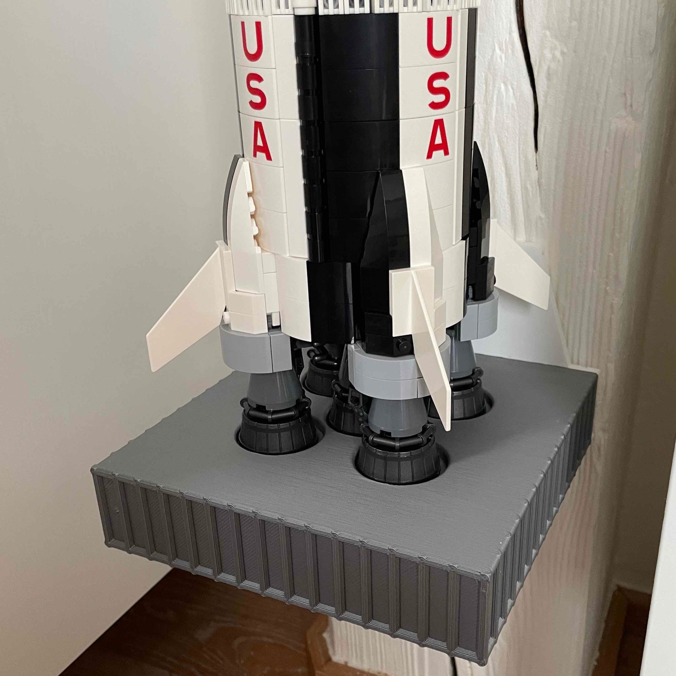 Vertikal vægmontering til Lego Saturn V