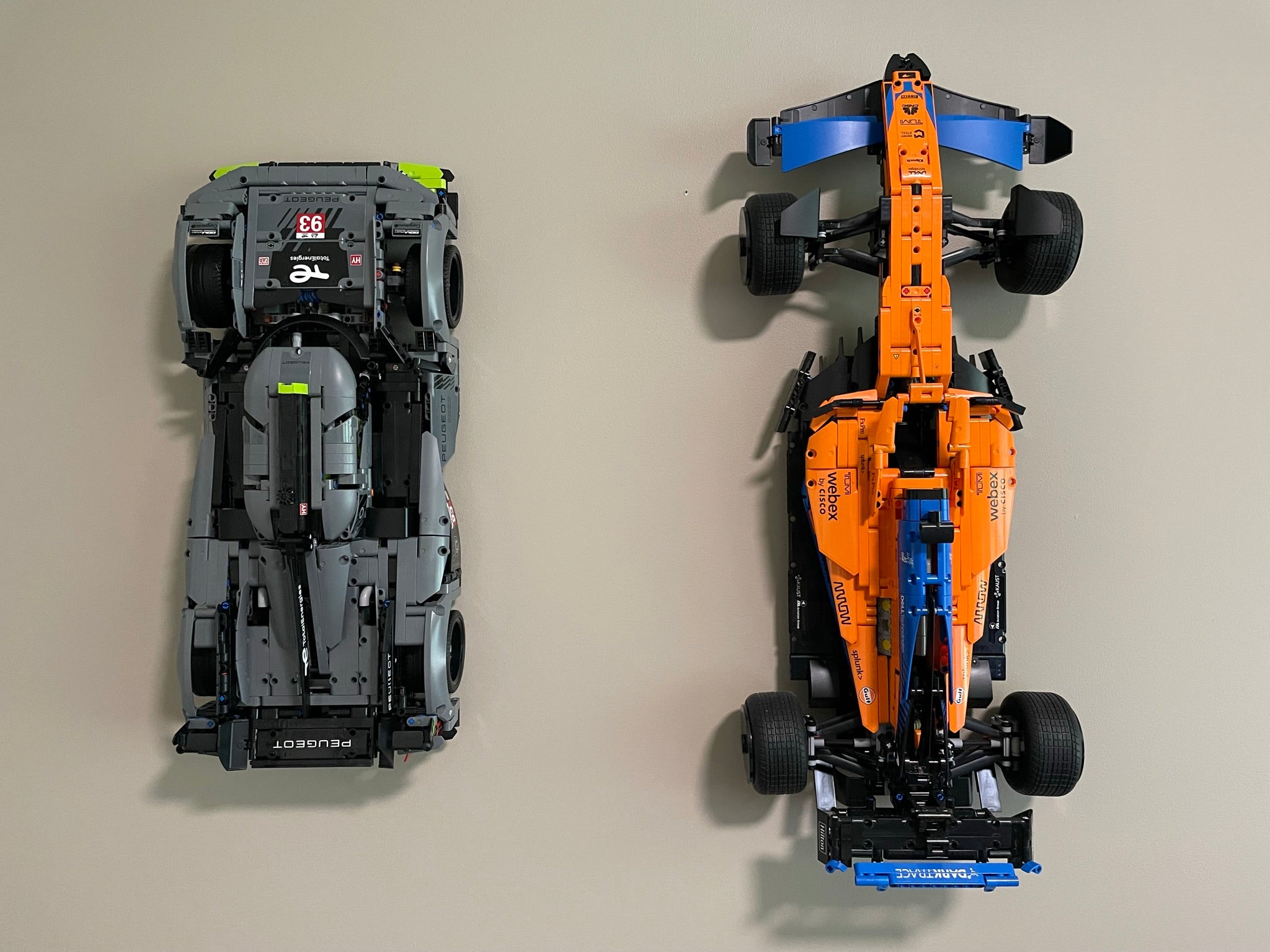 Nástěnný držák pro LEGO Peugeot 9X8 24H Le Mans Hybrid Hypercar 42156