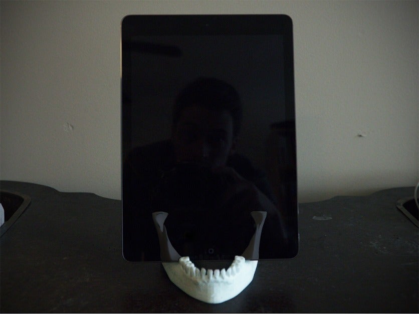 Stojan na iPad: model lidské čelisti a držák na iPad