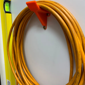 Univerzální závěs na kabely pro organizaci