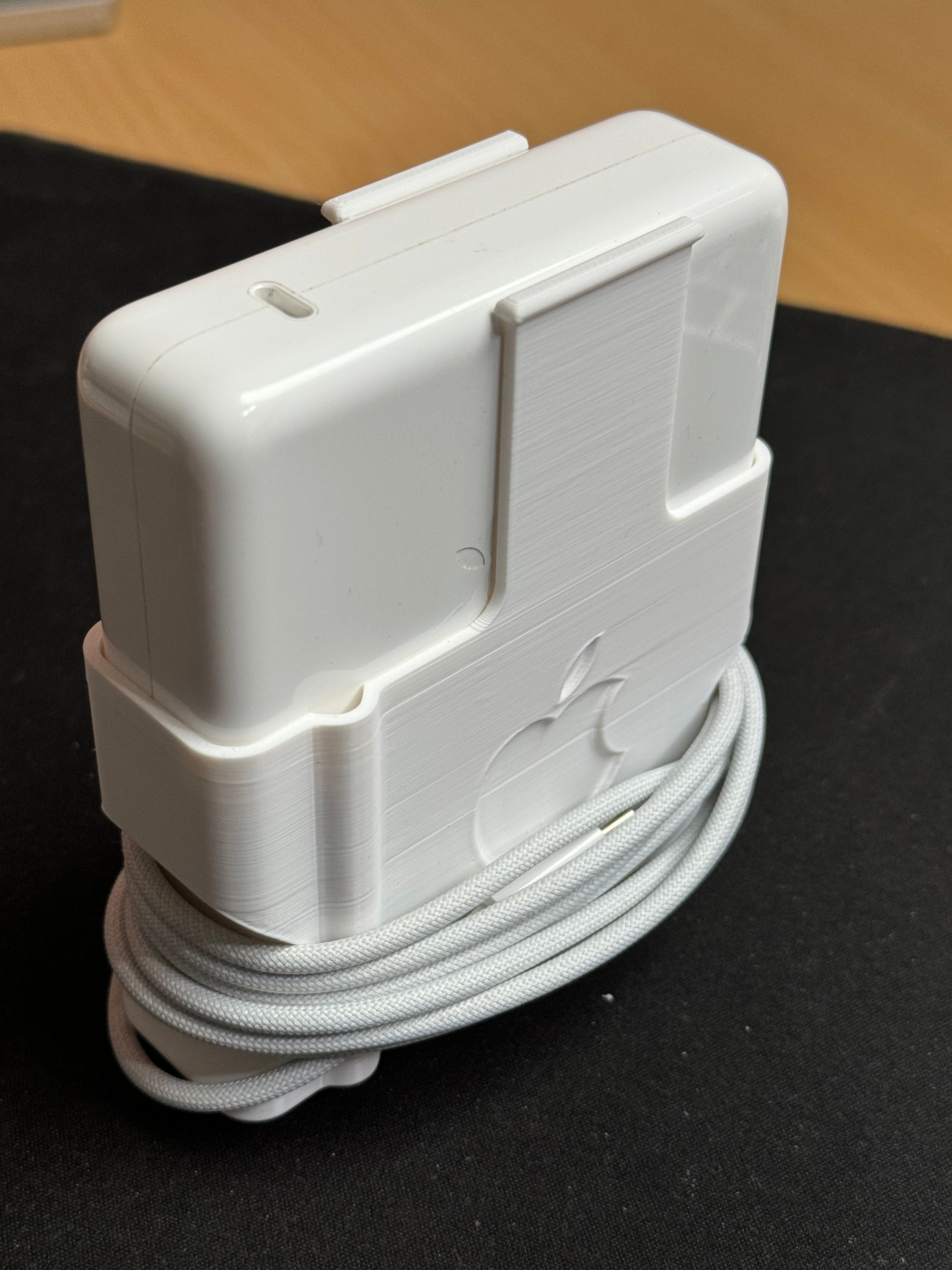 Ochrana a správce kabelů pro 140W nabíječku Macbook Pro