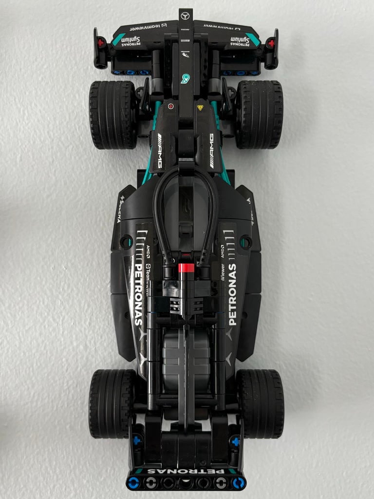 Lego 42165 Mercedes-AMG F1 W14 Pull-Back Nástěnná vitrína