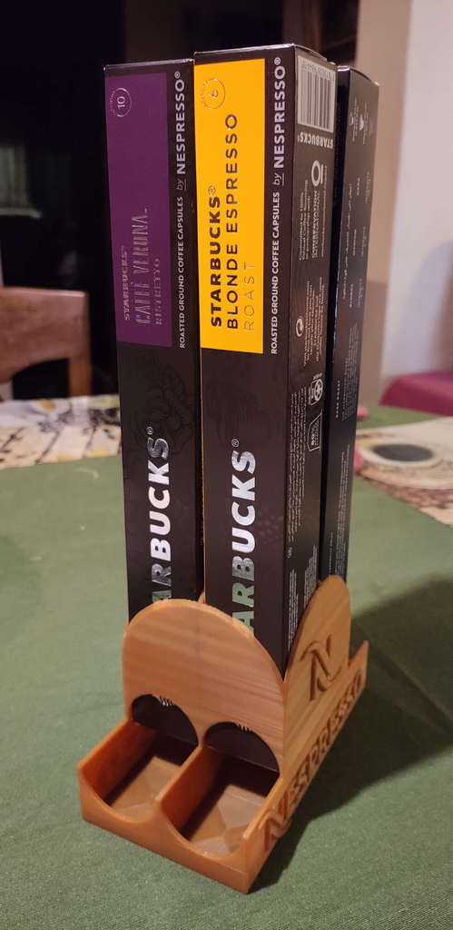 Dávkovač Nespresso s kopulovitou horní částí pro ukládání kapslí