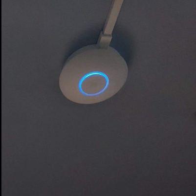 Nástěnný a stropní držák pro Ubiquiti Unifi ac lite s 15/17mm PVC kabelovou vložkou