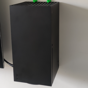 Prémiová nástěnná montáž pro Xbox Series X
