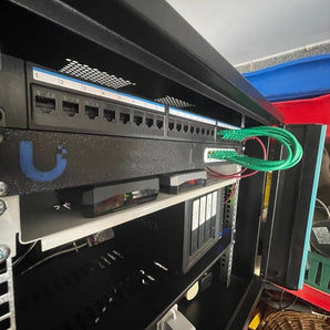 Ubiquiti Unifi Lite 8-portový POE rackový montáž