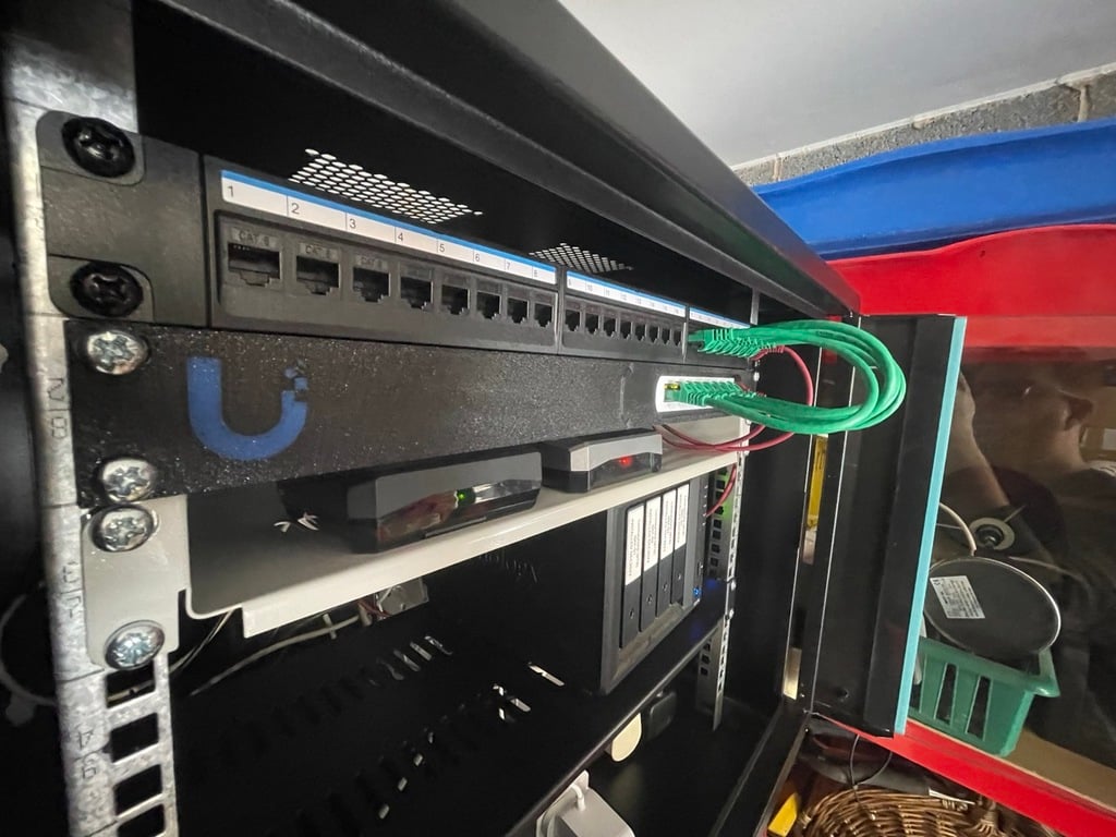 Ubiquiti Unifi Lite 8-portový POE rackový montáž